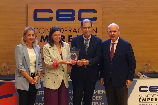 The mayor of San Fernando, Patricia Cavada, and the manager of Hidralia; José Luis Trapero, collect the award.